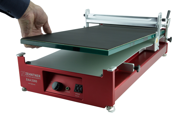 ZAA2300_Anwendung_insert_glass_plate_with_printing_blanket_on_top_600 ZAA2300_Anwendung_insert_glass_plate_with_printing_blanket_on_top_600