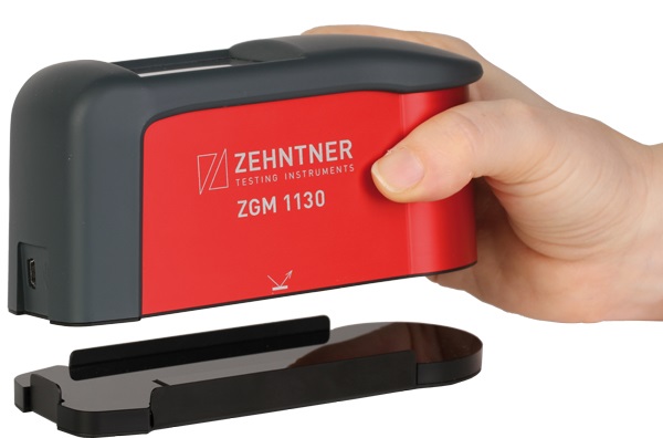 ZGM1130_Anwendung_putting_on_calibration_standard_600 ZGM1130_Anwendung_putting_on_calibration_standard_600